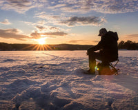 How to Stay Warm While Fishing in Winter ?