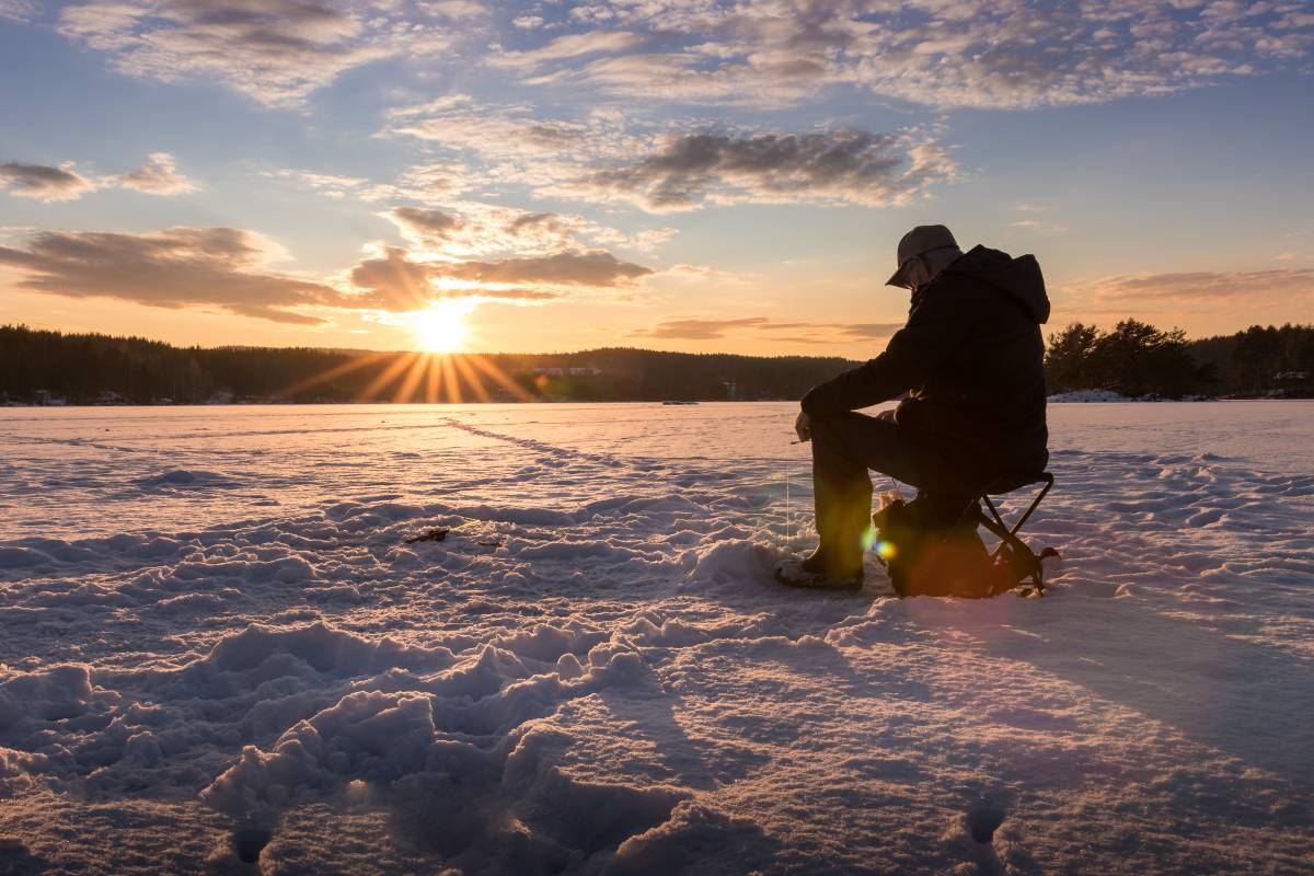 How to Stay Warm While Fishing in Winter ?