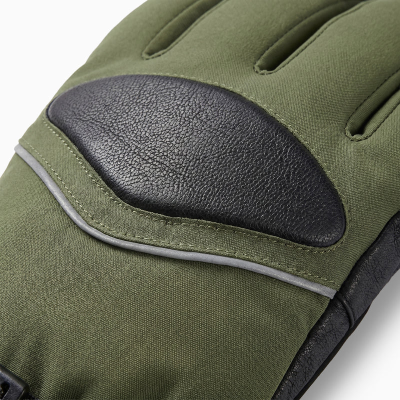Laden Sie das Bild in Galerie -Viewer, Heated ski gloves feature a TPU waterproof membrane that enhances weather resistance.