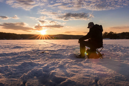 How to Stay Warm While Fishing in Winter ?