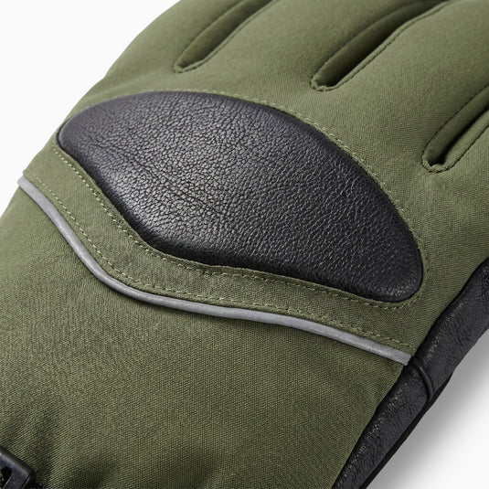 Heated ski gloves feature a TPU waterproof membrane that enhances weather resistance.